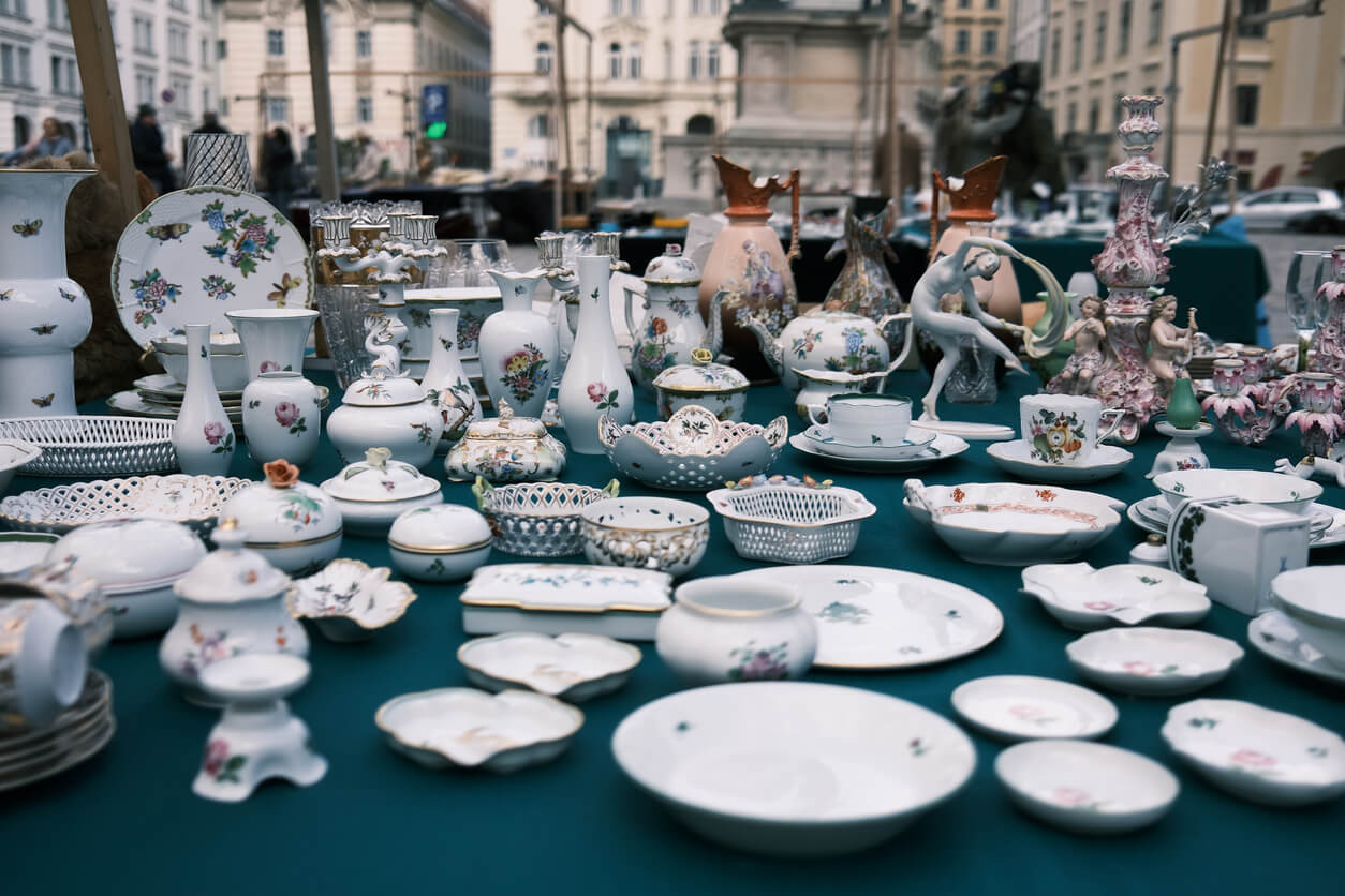 Brocante, Vide-greniers : Comment Vendre Sa Vieille Vaisselle Au ...